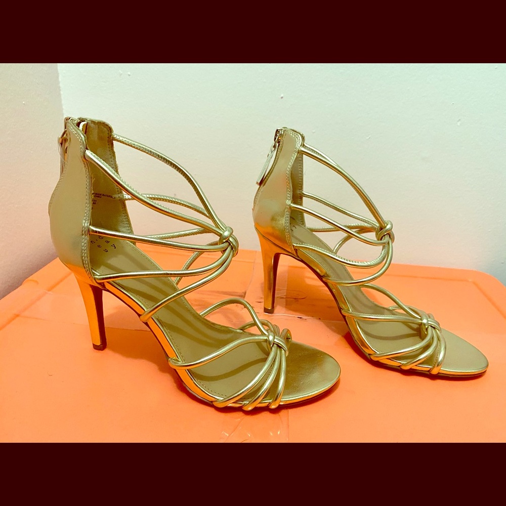 A New Daw Gold Sandals